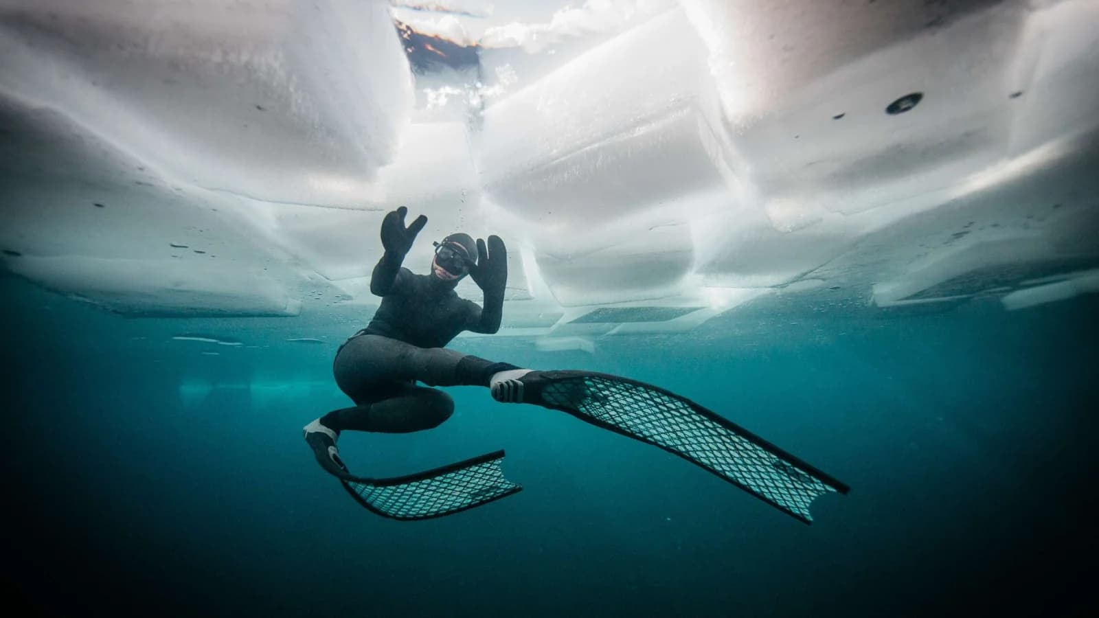 Trattieni il respiro: un tuffo sotto il ghiaccio