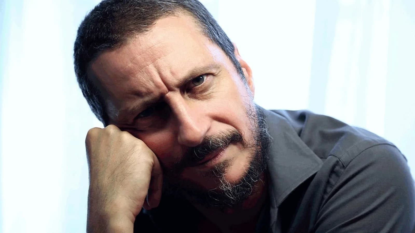 Luca Bizzarri racconta con tagliente ironia la realtà che ci circonda.